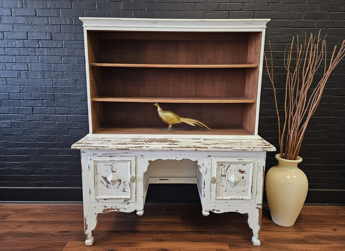White Chippy Antique Hutch - (šš¢šš¤-šš© šš§š„š²)